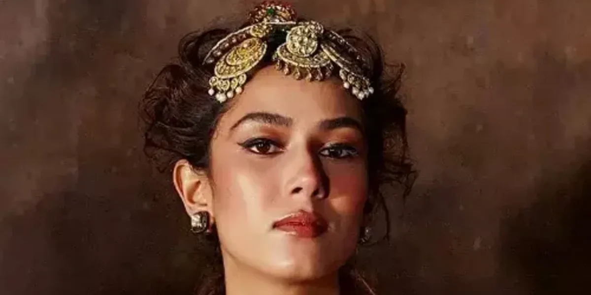 Mira Kapoor looks stunning in a blush pink sari sans blouse