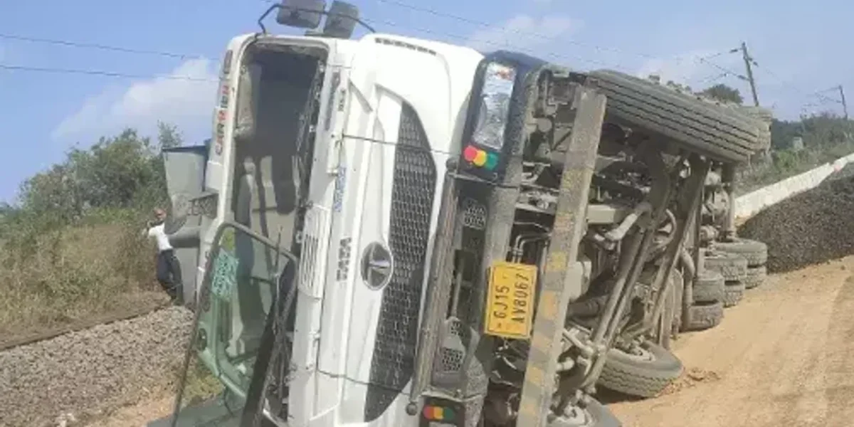 Mumbai – Ahmedabad double decker train luckily survive from major accident near Sanjan station, Valsad