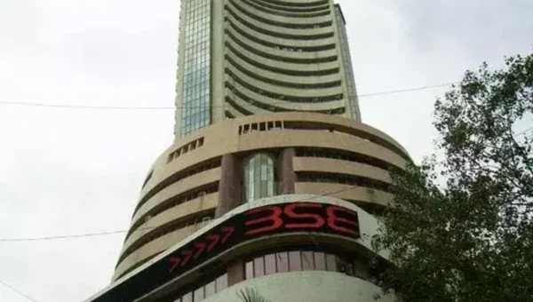 Sensex slumps over 1,100 pts in early Thursday trade