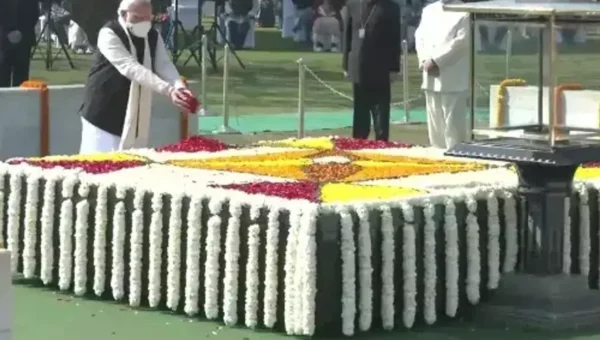At Raj Ghat, President Kovind, PM Modi, Rahul Gandhi, and others pay homage to Mahatma Gandhi