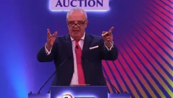 Auctioneer Hugh Edmeades collapses mid auction, said to be stable now