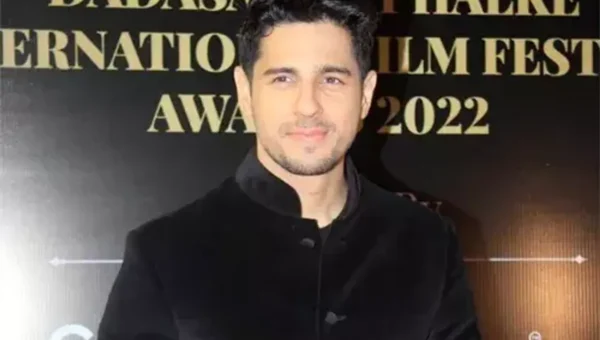 Sidharth Malhotra wins Critics Best Actor at Dadasaheb Phalke International Film Festival Awards 2022