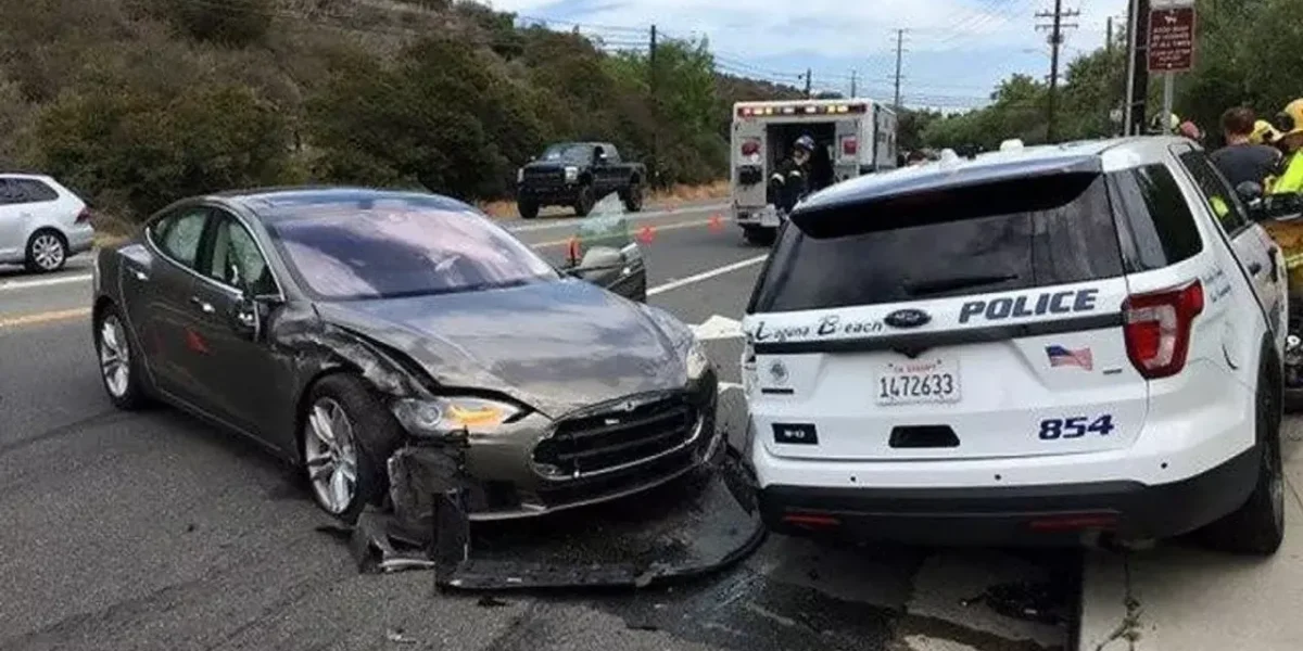 Tesla in Autopilot mode crashes as driver watches movie