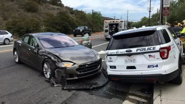 Tesla in Autopilot mode crashes as driver watches movie