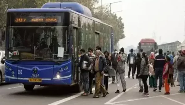 Delhi to implement strict lane rules for buses, goods carriers from April 1