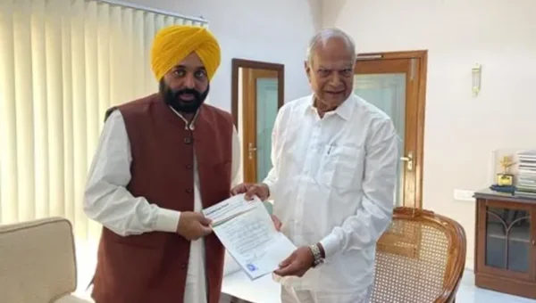 Bhagwant Mann meets governor Purohit, stakes claim to form govt in Punjab