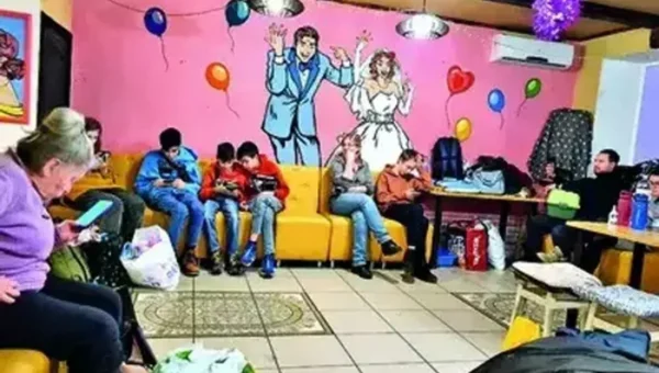 Gujarat: Barodian helps 2,000 hands over his restaurant to locals