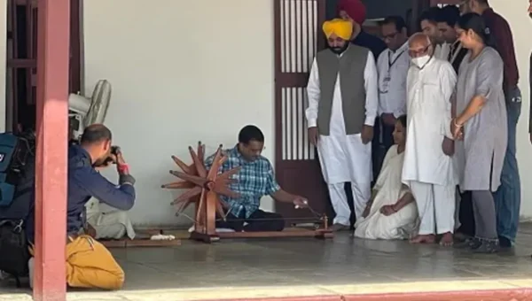 Ahmedabad: Arvind Kejriwal, Bhagwant Mann visit Sabarmati Ashram