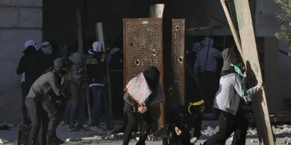 Clashes and violence at Jerusalem’s holy Al-Aqsa Mosque, 60 palestinians hurt