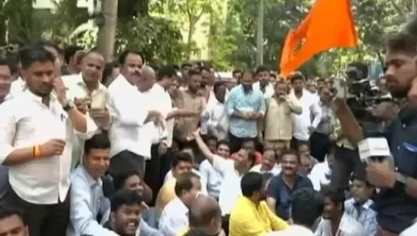 Sena growls as ‘Hanuman Chalisa’ Row knocks on Uddhav Thackeray’s door