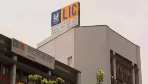 LIC makes weak market debut after record IPO