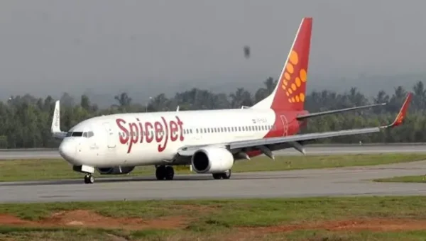 SpiceJet Mumbai-Durgapur flight flies into storm, 40 injured