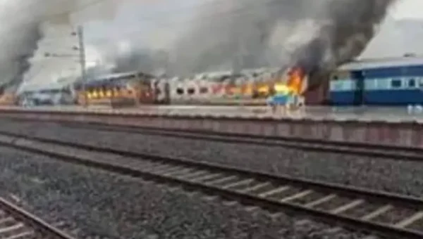 Tensions escalate in 3 states on day 3 of Agnipath protests, trains set on fire