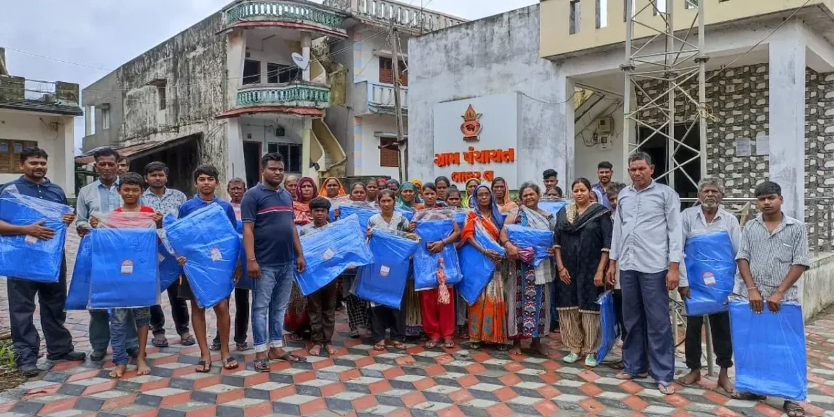 Pro Life Foundation and Bharat Vikas Parishad provide 1,500 tarpaulins to labourers in six villages near Ankleshwar’s Panoli industrial zone