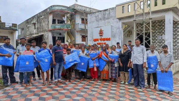Pro Life Foundation and Bharat Vikas Parishad provide 1,500 tarpaulins to labourers in six villages near Ankleshwar’s Panoli industrial zone