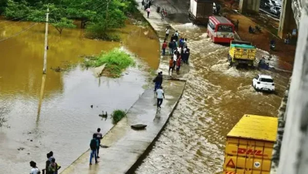 Heavy rain in Bengaluru wreaks havoc as vehicles float on inundated roads