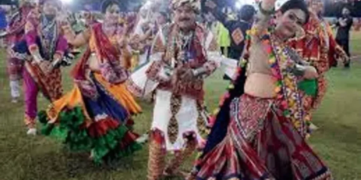 Vadodara: Miffed at messed-up venue, reveller pelts stone at famed folk singer