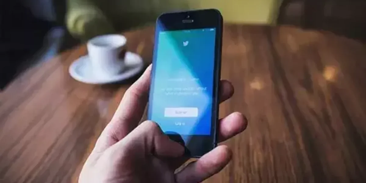 Twitter rolls out $8 blue tick service