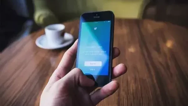 Twitter rolls out $8 blue tick service