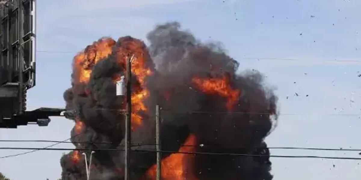 Midair plane crash in Dallas airshow caught on video, 6 feared dead