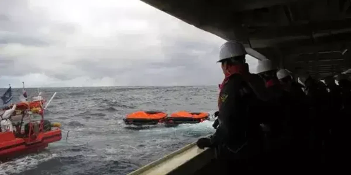 Ship sinks between S. Korea and Japan; 9 remain unconscious