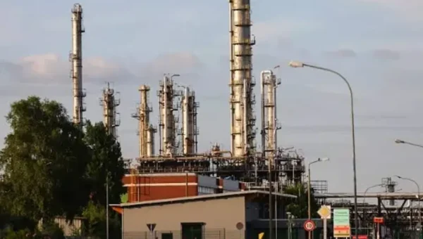 Russia cuts pipeline oil supplies to Poland