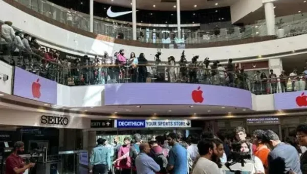 Apple store opening in Delhi draws large crowds