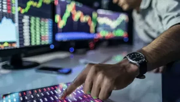 Stock Market: HDFC twins drag Sensex by 500 pts, Nifty down 100 pts