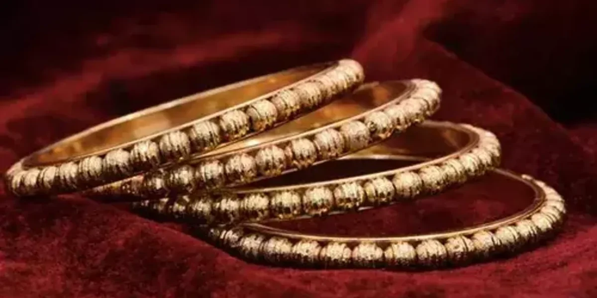 Gold prices fall by ₹220 to ₹60,807; silver down ₹532 on global cues