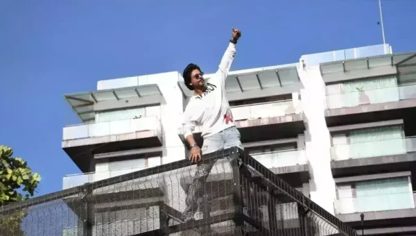 Shah Rukh Khan does ‘Pathaan’ hook step on Mannat balcony to celebrate TV premiere