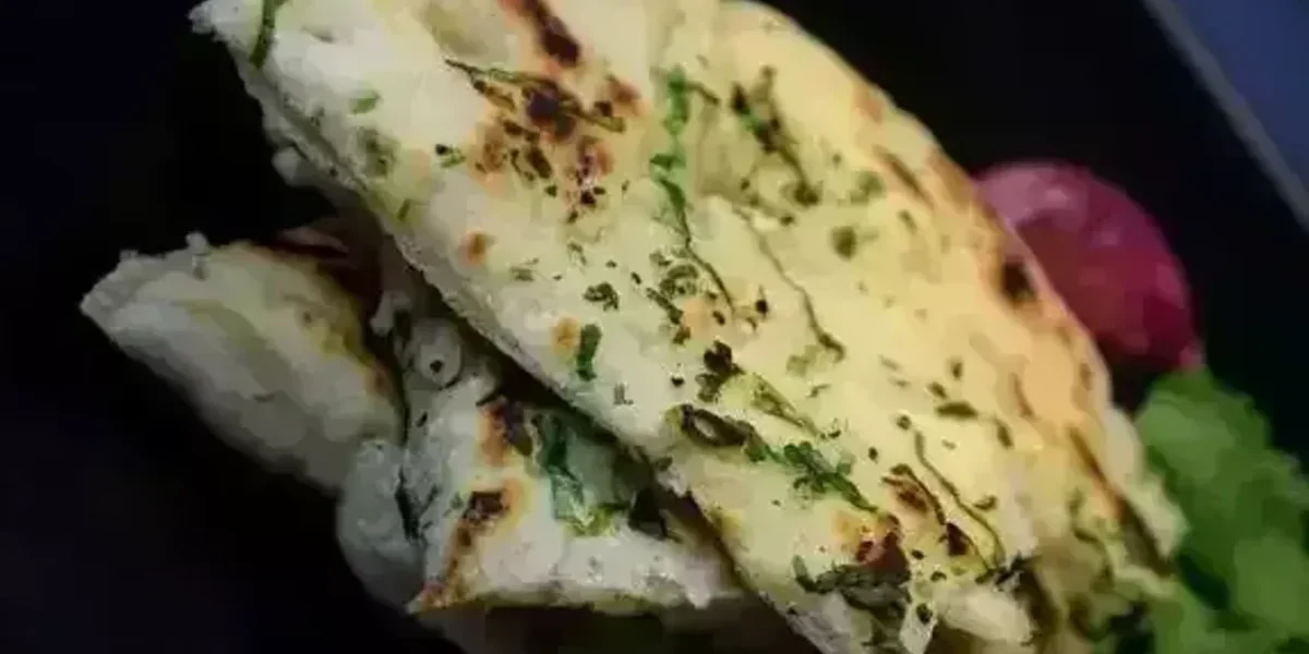 Chicken Makhni Naan Pizza Recipe:It is a fusion recipe which will make your taste buds go wow