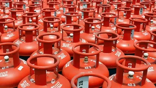 Centre cuts LPG prices by Rs 200 per cylinder, Ujjwala scheme beneficiaries to get overall subsidy of Rs 400 per cylinder