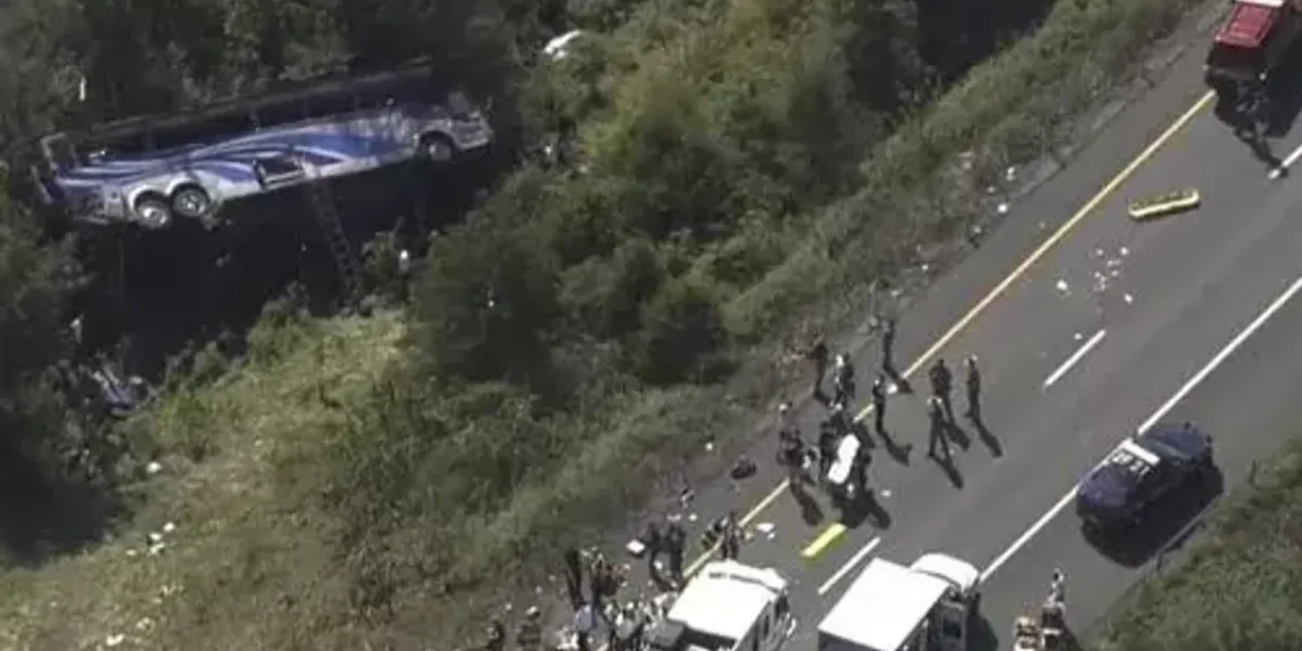 New York: Bus carrying high school students crashes, killing 2 and seriously injuring others