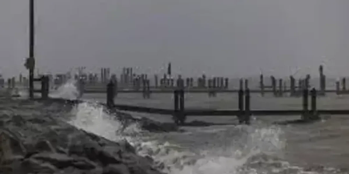 US: Mid-Atlantic coast under flood warnings as Ophelia weakens to post-tropical low and moves north