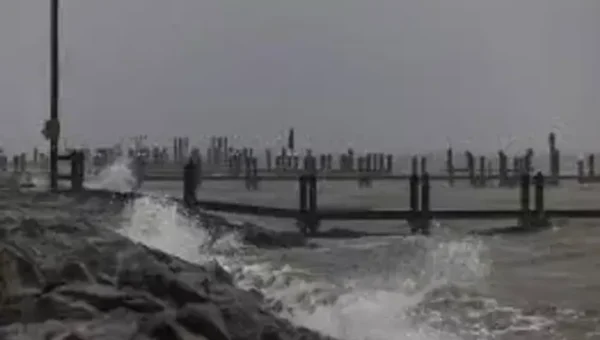 US: Mid-Atlantic coast under flood warnings as Ophelia weakens to post-tropical low and moves north