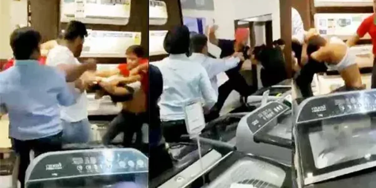 iPhone 15 Craze : Due to late delivery, Customers beat the store staff angrily even tore clothes; watch video