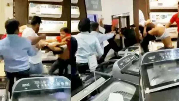 iPhone 15 Craze : Due to late delivery, Customers beat the store staff angrily even tore clothes; watch video