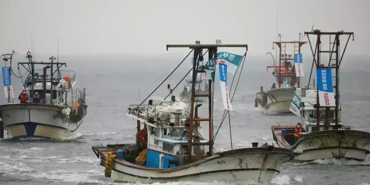South Korea detains boat with suspected North Korea defectors