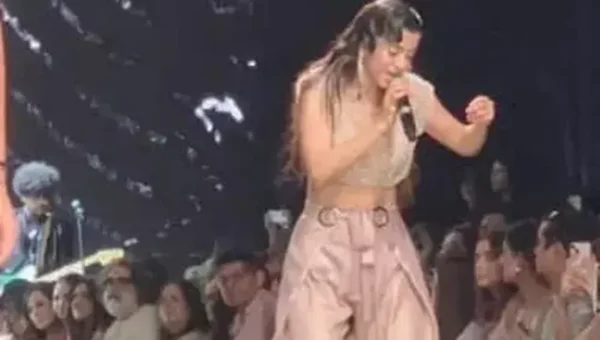 Hrithik Roshan’s ladylove Saba Azad takes over fashion runway with her melodious performance