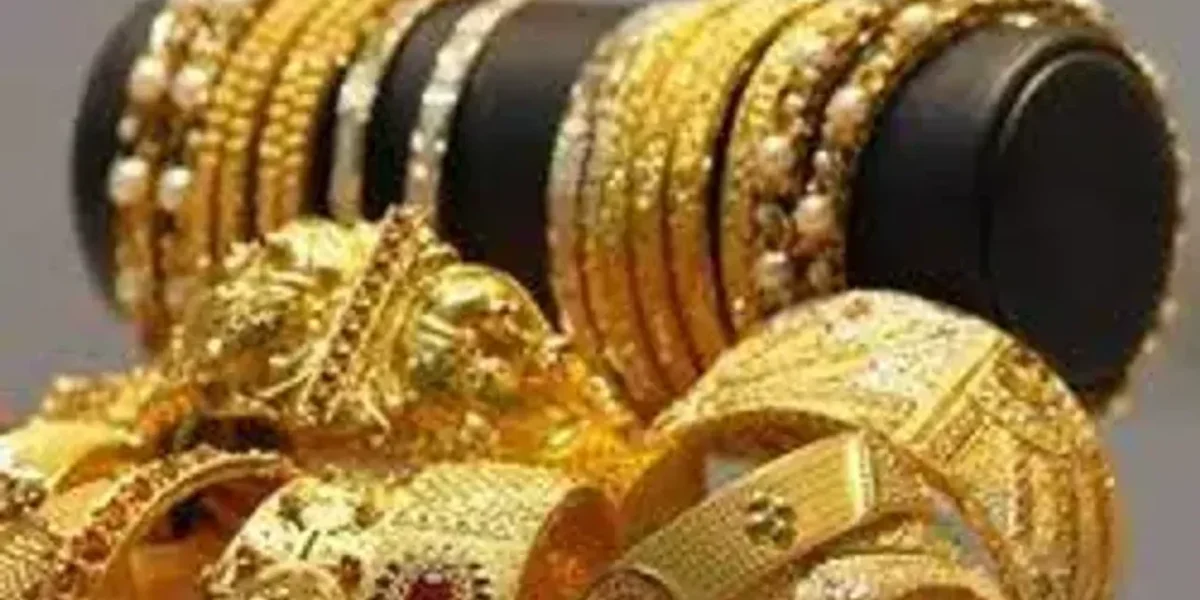 Gujarat: Gold inches towards record levels