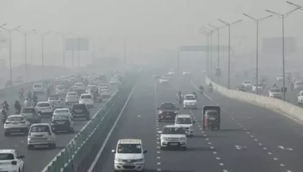Thick layer of fog grips Delhi, causes delay of over 130 flights and 20 trains