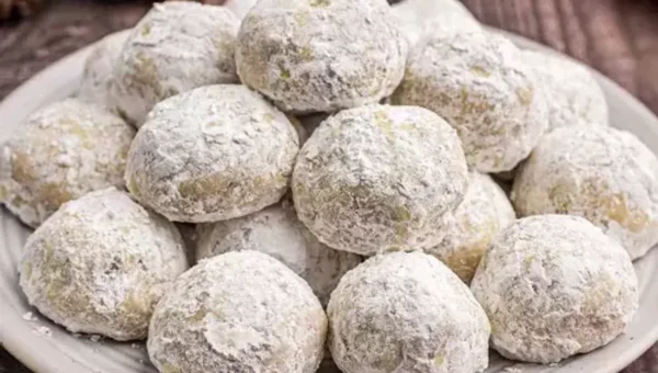 Snowball Cookies Recipe: If you are someone who loves baking homemade goodies during Christmas, then this super easy recipe is perfect for you