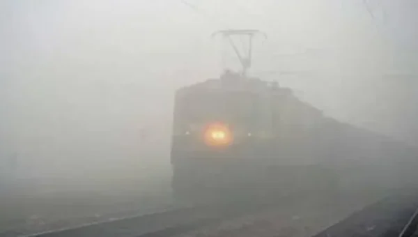 Dense fog engulfs Delhi, delays 26 trains due to low visibility