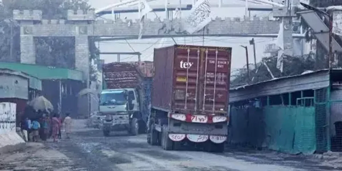 Pakistan effectively shuts key crossing into Afghanistan to truck drivers