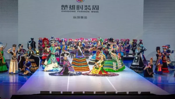 Fashion week in SW China promotes innovations in traditional dress