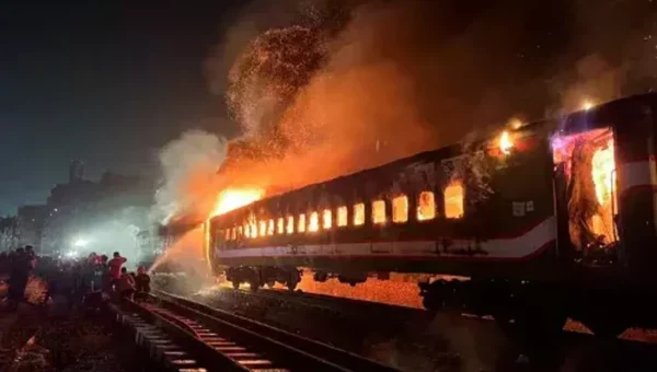 Bangladesh: Four killed, several injured after train set on fire