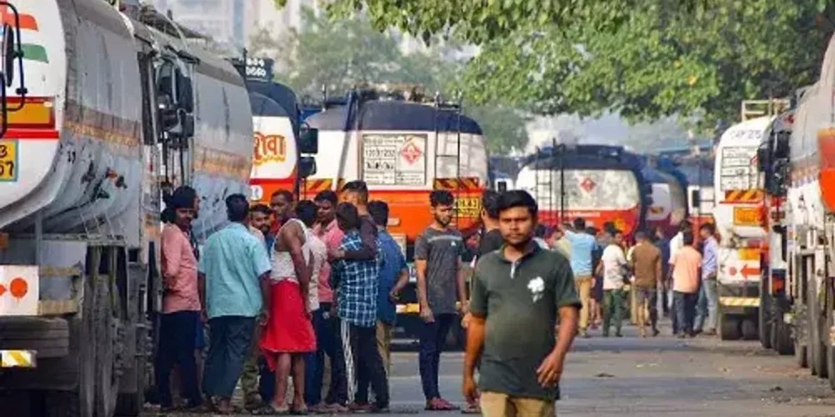 Truck drivers strike against new hit-and-run rule, causing long queues on petrol pumps