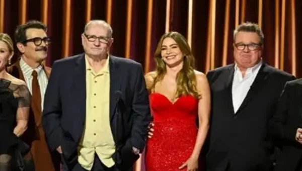 The cast of Modern Family reunited at SAG Awards, internet buzzes with nostalgia