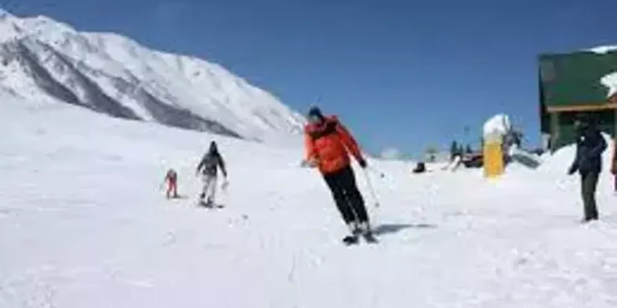Gulmarg authorities take action against illegal tourist guides