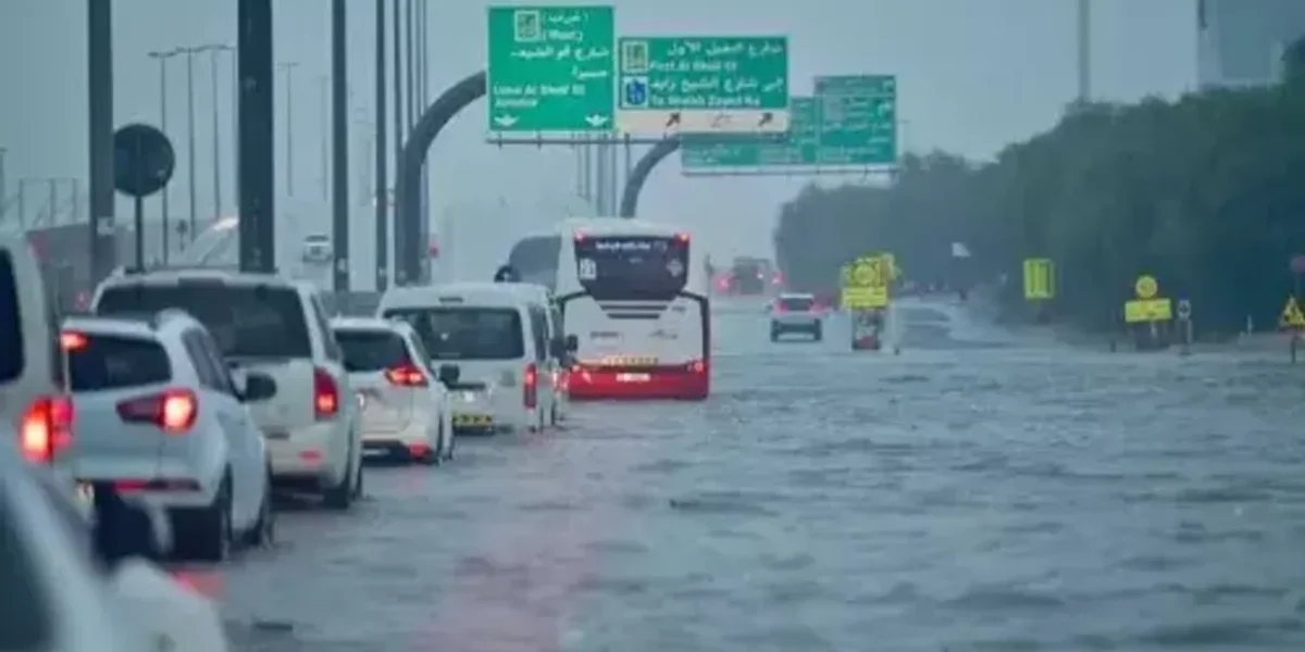 Heavy rain hits UAE, schools and offices shut due to waterlogged roads